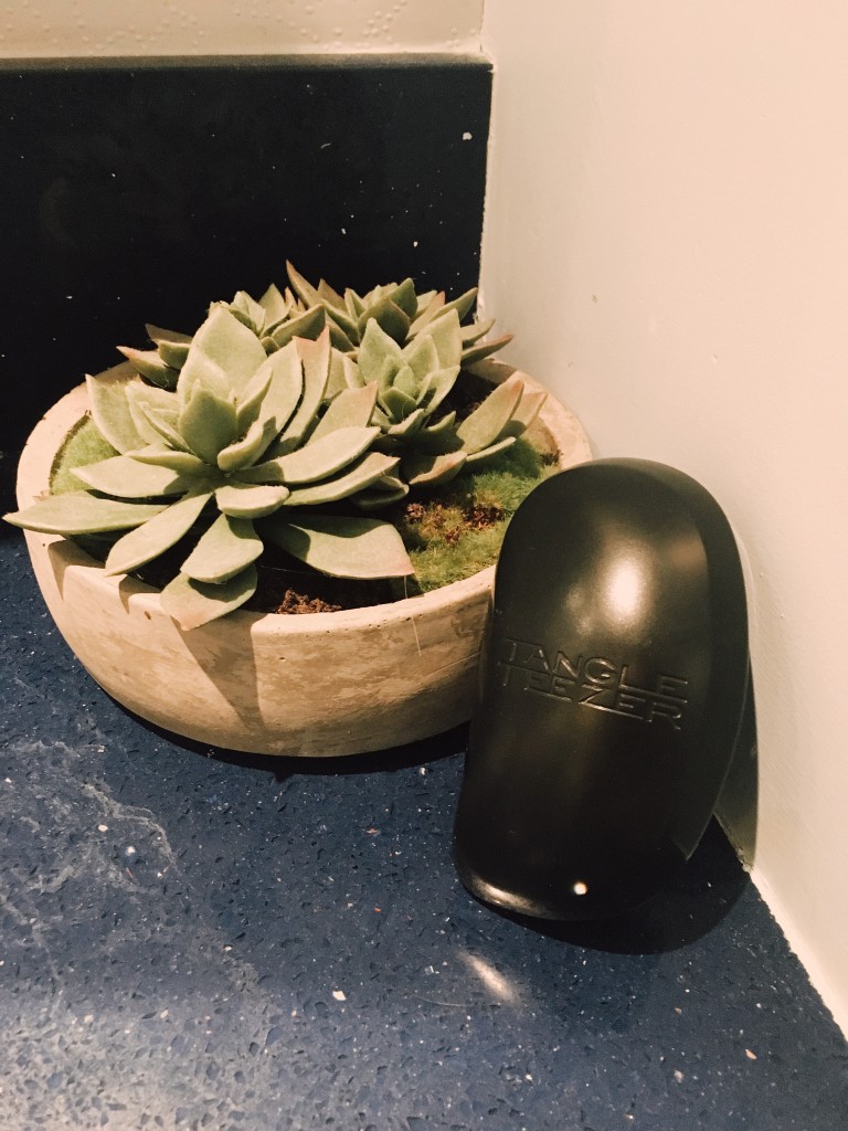 Simple tangle free locks on the go.